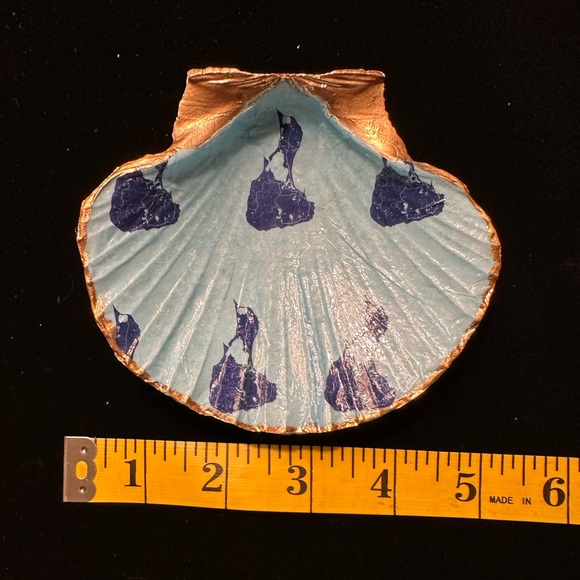 Hand crafted decopauged scallop shell dish with custom Block Island print. - Picture 5 of 5